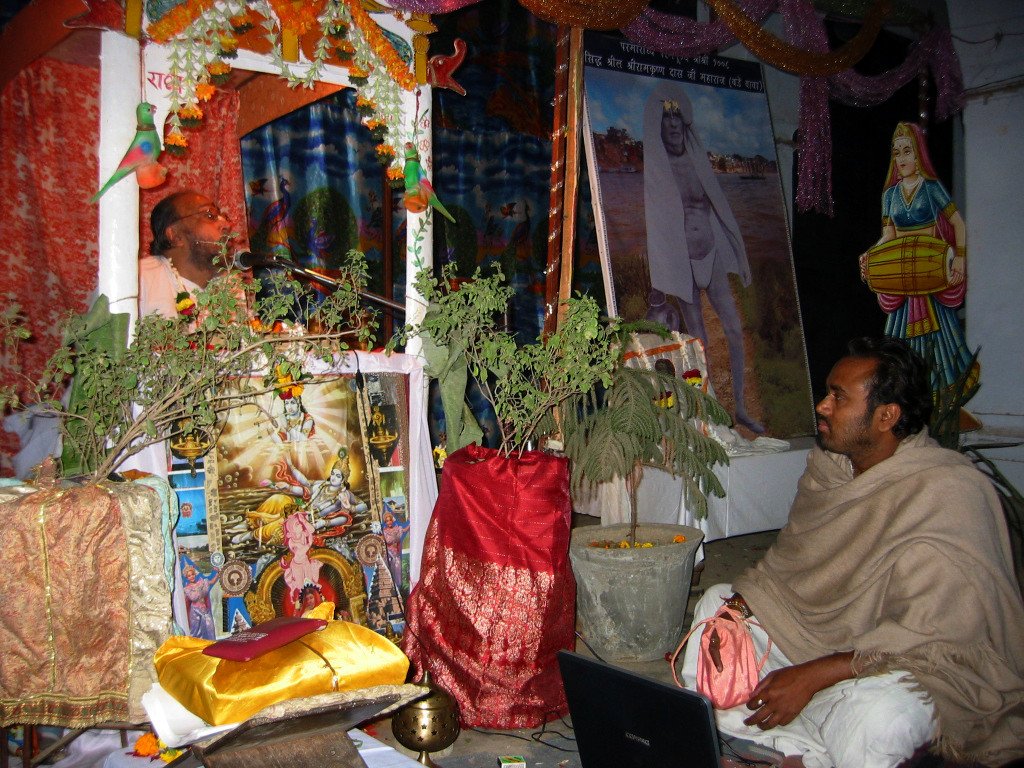 1 Listening to Hari katha Vrindavan 2006.12.24 29