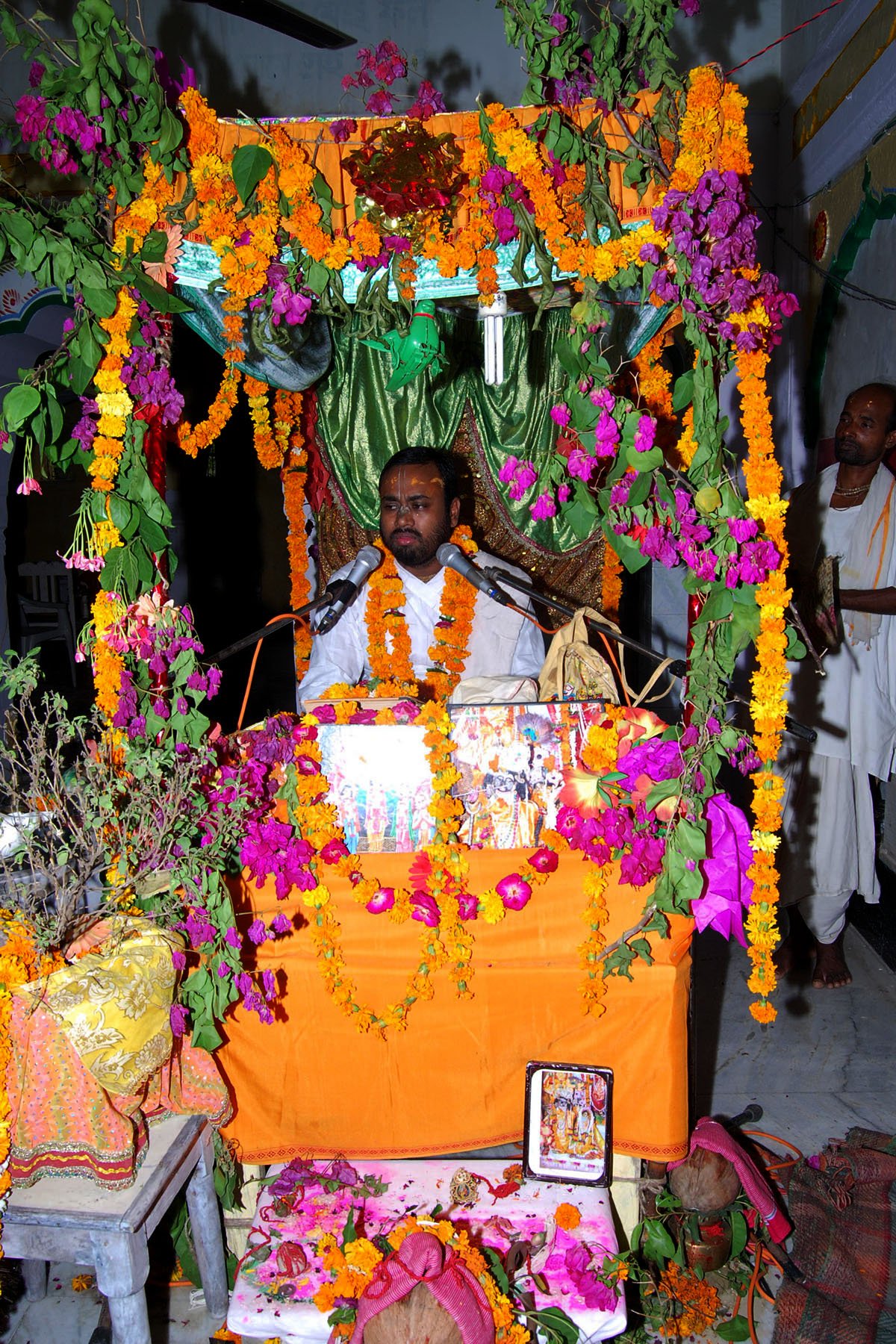 3 speaking hari katha govardhan 2008.10.04 08
