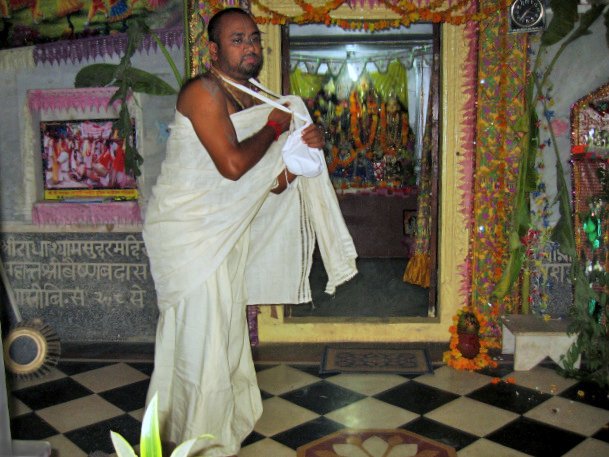 2 speaking hari katha govardhan 2011 10 22