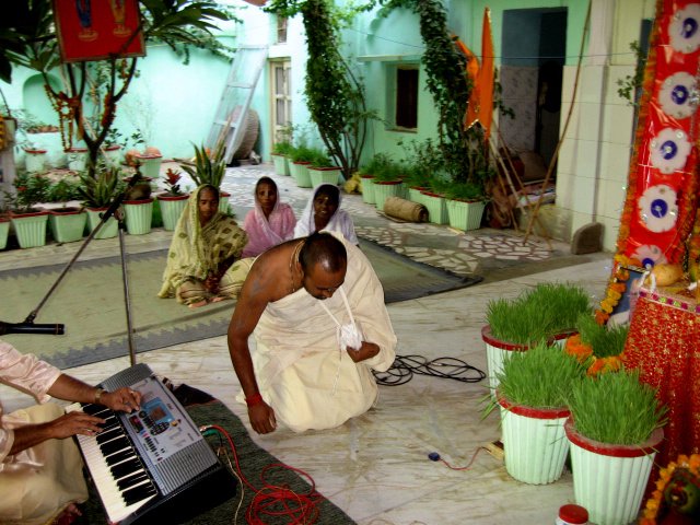 3 speaking hari katha govardhan 2011 10 22