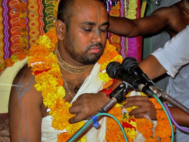 7 speaking hari katha govardhan 2011 10 22
