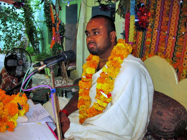 9 speaking hari katha govardhan 2011 10 22